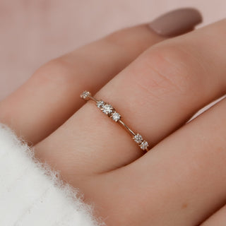 Dainty wedding band with round diamonds – elegant and minimal design