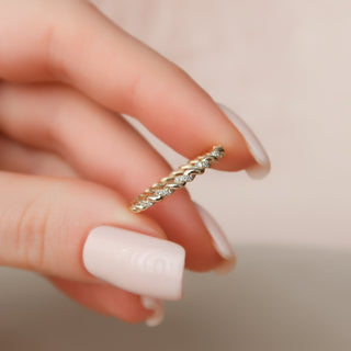 Twisted wedding band with round diamonds – elegant and unique braided design