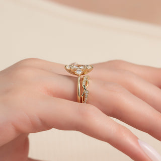 Twig-style wedding band with round diamonds – nature-inspired and delicate design