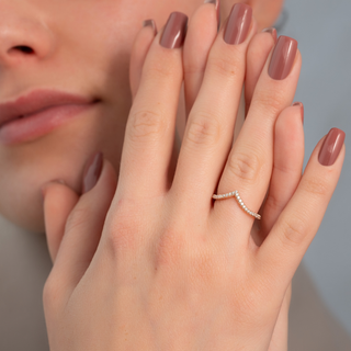 Curved wedding band with round diamonds – graceful and elegant contour design