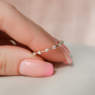 Dainty wedding band with round diamonds – subtle sparkle in a slim design