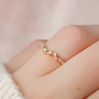 Curved wedding band with round diamonds – delicate and graceful design