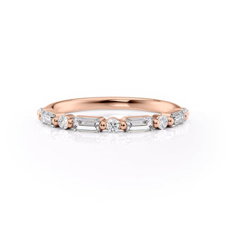 Half eternity wedding band with baguette and round diamonds – elegant and modern design