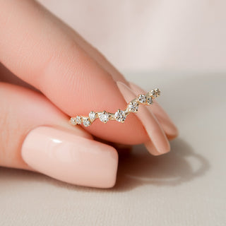 Curved wedding band with round diamonds – delicate and graceful design