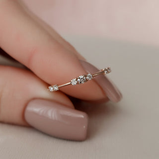 Dainty wedding band with round diamonds – elegant and minimal design