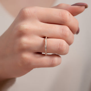 Twisted wedding band with round diamonds – stylish and elegant intertwined design