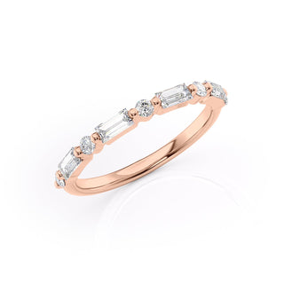 Half eternity wedding band with baguette and round diamonds – elegant and modern design