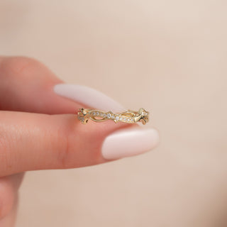 Twig-style wedding band with round diamonds – nature-inspired and delicate design