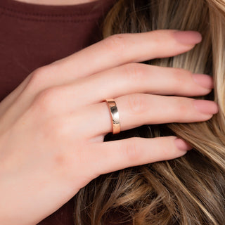 Plain wedding band with sleek polished finish – classic and minimalist design