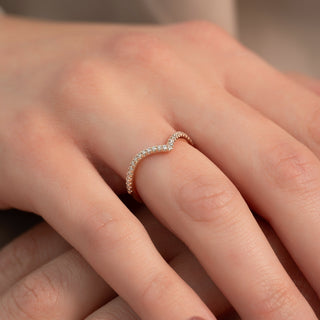 Curved wedding band with round diamonds – graceful and elegant contour design