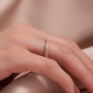 Twisted wedding band with round diamonds – stylish and elegant intertwined design