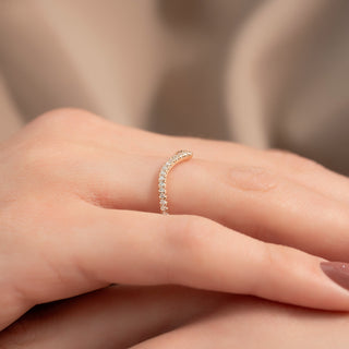 Curved wedding band with round diamonds – graceful and elegant contour design