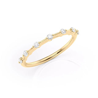 Dainty wedding band with round diamonds – subtle sparkle in a slim design