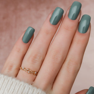 Twig-inspired wedding band with round diamonds – nature-themed and elegant design