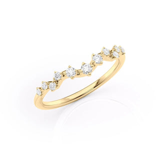Curved wedding band with round diamonds – delicate and graceful design