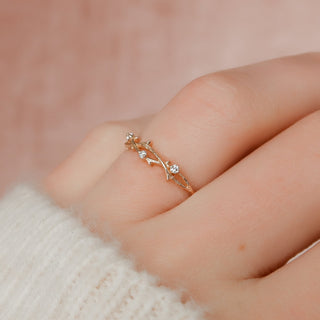 Twig-inspired wedding band with round diamonds – nature-themed and elegant design