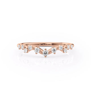 Curved wedding band with round diamonds – delicate and graceful design