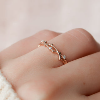 Round diamond twig wedding band with nature-inspired design – delicate and unique