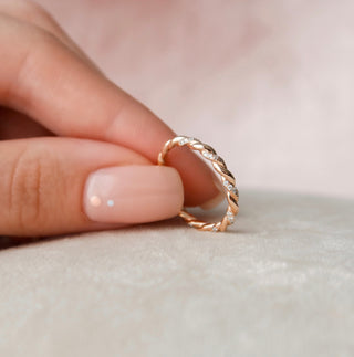 Twisted wedding band with round diamonds – elegant and unique braided design