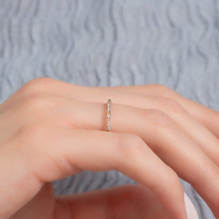 Round diamond pavé wedding band with sparkling micro-set stones – classic and elegant