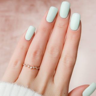 Curved wedding band with round diamonds – delicate and graceful design