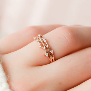 Twig wedding band with round diamonds – nature-inspired and elegant design