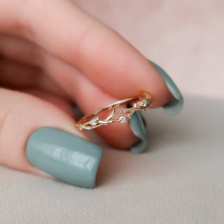 Twig-inspired wedding band with round diamonds – nature-themed and elegant design