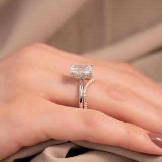 Curved wedding band with round diamonds – graceful and elegant contour design