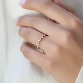 Dainty wedding band with round diamonds – subtle sparkle in a slim design