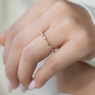 Dainty wedding band with round diamonds – subtle sparkle in a slim design