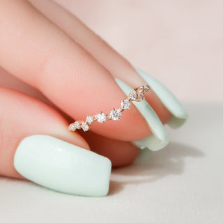 Curved wedding band with round diamonds – delicate and graceful design