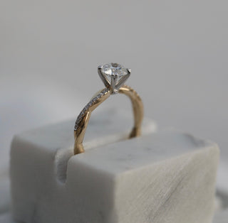 0.89 Carat Round CVD Diamond Engagement Ring with Twisted Band – E Color, VS1 Clarity, Lab-Grown Diamond Design