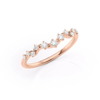 Curved wedding band with round diamonds – delicate and graceful design