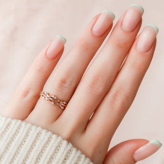 Twig wedding band with round diamonds – nature-inspired and elegant design