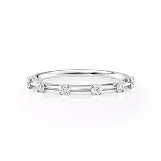 Dainty wedding band with round diamonds – elegant and delicate sparkle