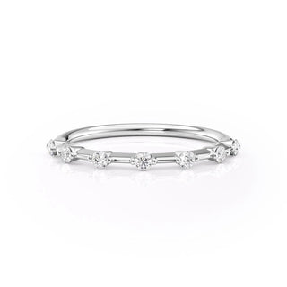 Dainty wedding band with round diamonds – subtle sparkle in a slim design