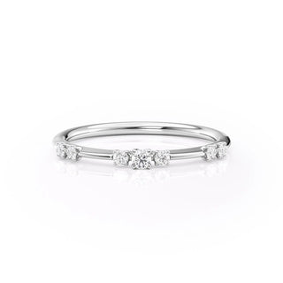 Dainty wedding band with round diamonds – elegant and minimal design