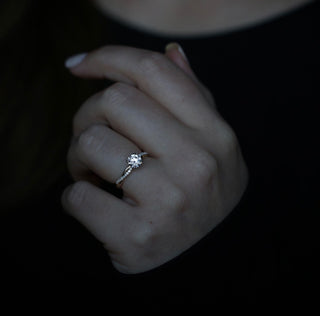 Elegant Round Twisted CVD Diamond Engagement Ring – Sparkling, Romantic, and Ethical