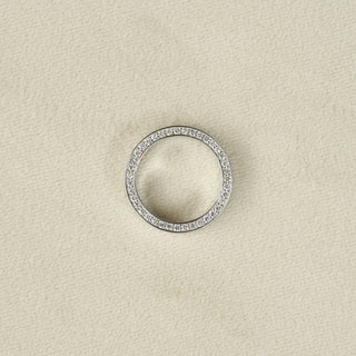 Unique wedding band with round diamonds – modern design with artistic flair