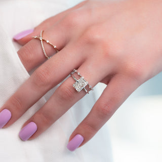 Dainty wedding band with round diamonds – subtle sparkle in a slim design