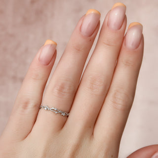 Twig-inspired wedding band with round diamonds – nature-themed and elegant design