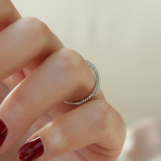 Unique wedding band with round diamonds – modern and artistic design