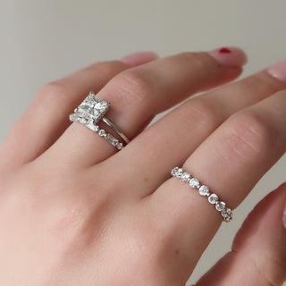 Half eternity wedding band with baguette and round diamonds – elegant and modern design