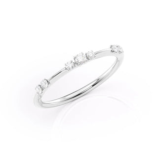 Dainty wedding band with round diamonds – elegant and minimal design
