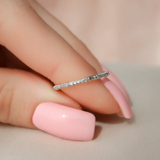 Round diamond pavé wedding band with sparkling micro-set stones – classic and elegant