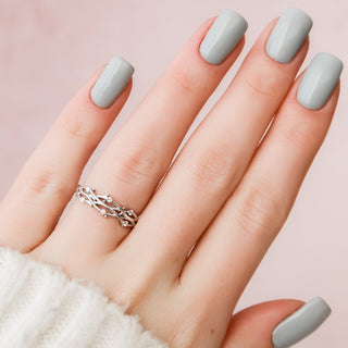 Twig wedding band with round diamonds – nature-inspired and elegant design