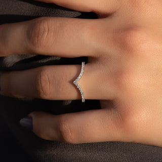 Curved wedding band with round diamonds – graceful and elegant contour design