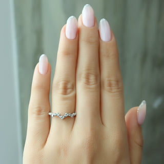 Curved wedding band with round diamonds – delicate and graceful design