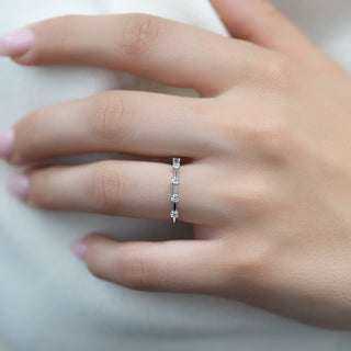 Dainty wedding band with round diamonds – elegant and delicate sparkle