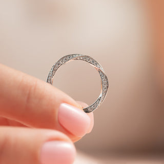 Twisted wedding band with round diamonds – stylish and elegant intertwined design